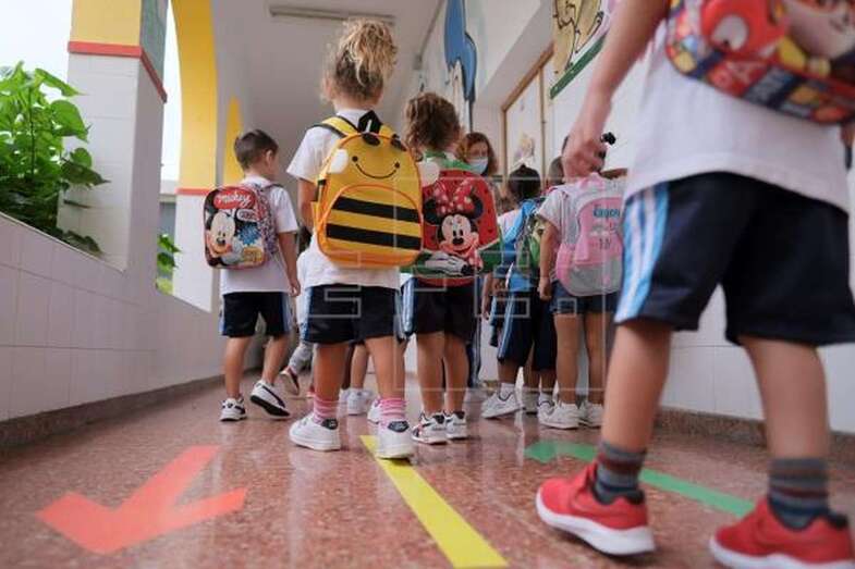 Varios niños esperan para entrar a su clase en el colegio León y Castillo de Las Palmas de Gran Canaria (Foto EFE / Ángel Medina G.)